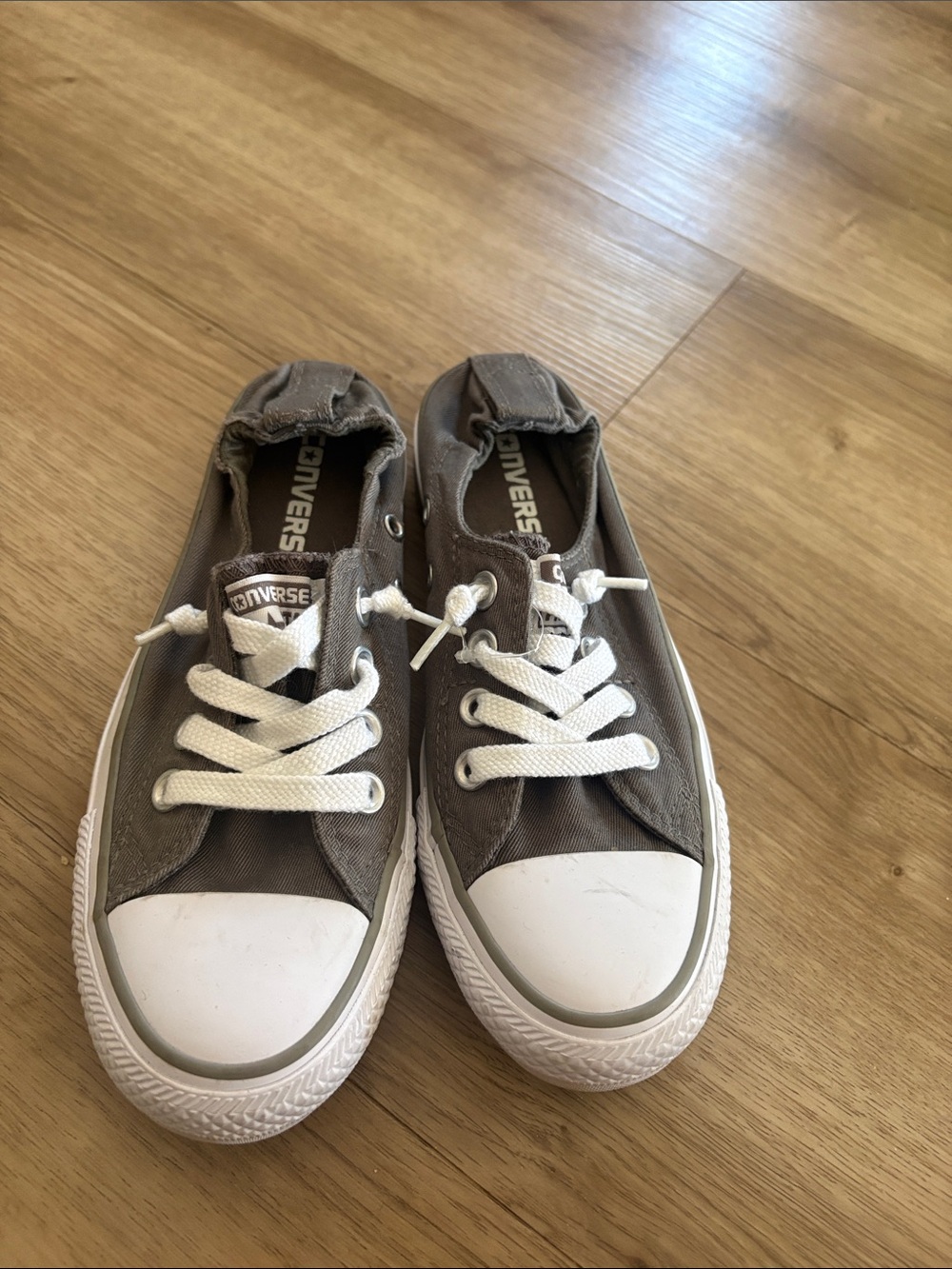 EUC Converse shoes- Size 5